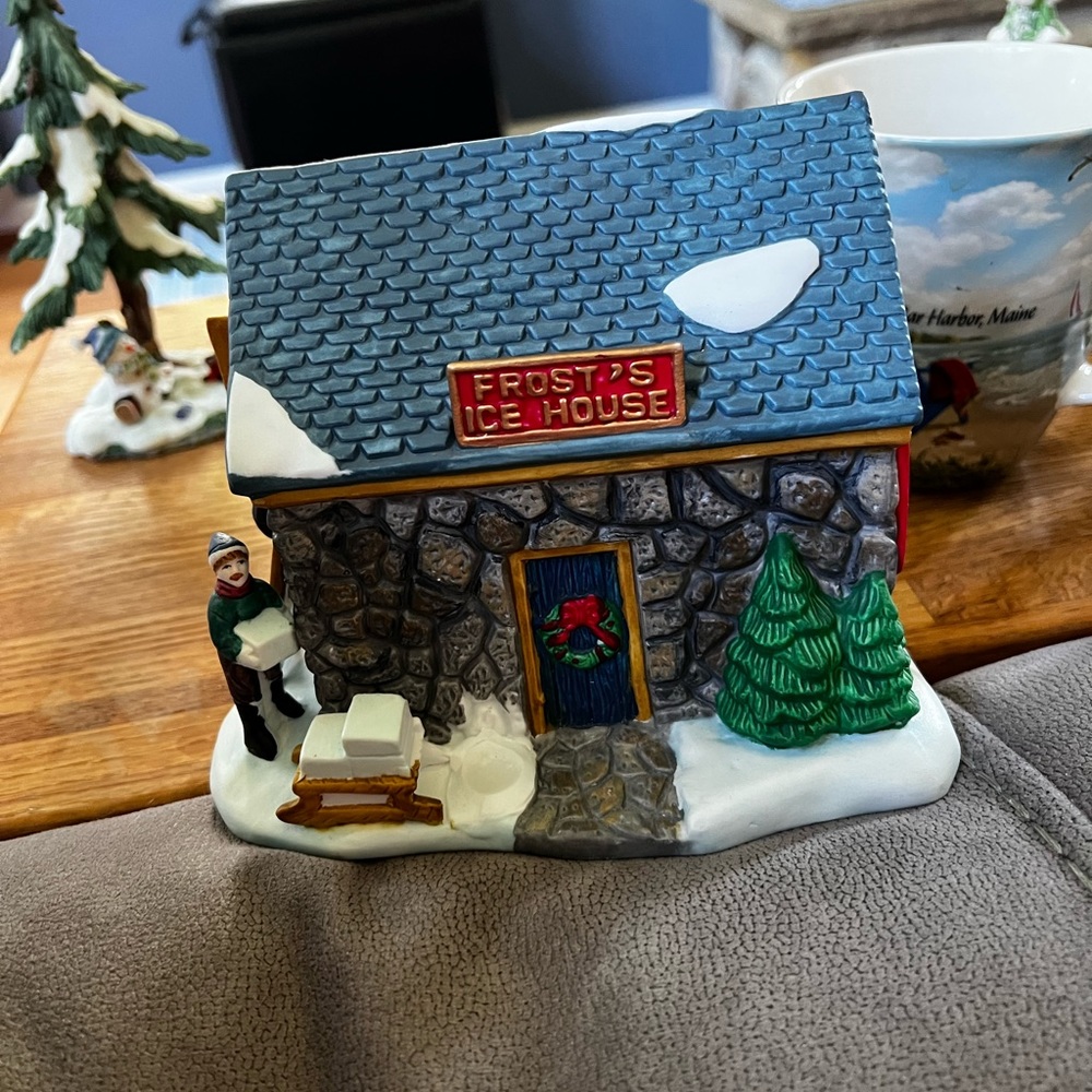 1997 Dickens Collectables Christmas Lighted Town Series Frosty's Ice House
